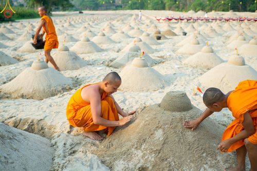 ภาพ No.138590:Photo Story  มหัศจรรย์วัดดงดินแดง Episode 6 พระภิกษุ-สามเณร ในโครงการบรรพชาอุปสมบทหมู่  กว่า 500 รูป และศีลจาริณีกว่า 300 คน ร่วมกันก่อพระเจดีย์ทราย 20,000 องค์ และจุดประทีป  บูชาธรรม 80 ปี หลวงพ่อธมฺมชโย กลางลำน้ำแม่ตื่น