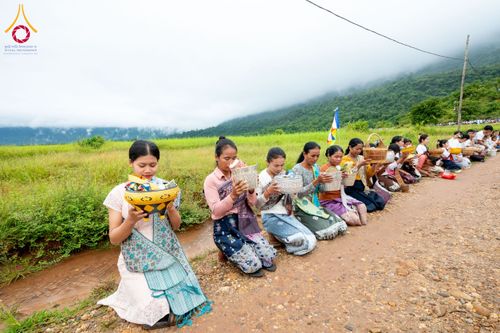 ภาพ No.174400:พิธีตักบาตรพระ,พิธีทอดผ้าป่า พิธีกลั่นแผ่นดินโปรยรัตนชาติ  สร้างพระอุโบสถและเจดีย์ วัดป่าสัมมาทิฏฐิและวัดสิริขันโท แขวงอัตตะปือ สปป. ลาว วันที่ 29 ตุลาคม พ.ศ. 2567