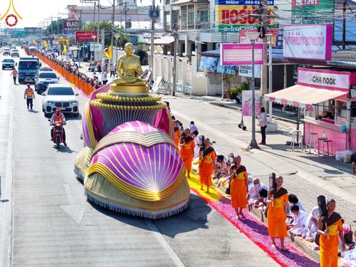 ภาพ No.188710:พิธีต้อนรับพระธรรมยาตรา ในโครงการธรรมยาตรา กตัญญูบูชา มหาปูชนียาจารย์ พระมงคลเทพมุนี(สด จนฺทสโร) พระผู้ปราบมาร อนุสรณ์สถาน 7 แห่ง ปีที่ 13 วันที่ 3 มกราคม พ.ศ. 2568 ณ อนุสรณ์สถานมหาวิหารพระมงคลเทพมุนี (โลตัสแลนด์) อ.สองพี่น้อง จ.สุพรรณบุรี