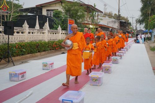 ภาพ No.135345:โครงการตักบาตรข้าวสารอาหารแห้งพระภิกษุสามเณร ๑,๐๐๐ รูป วันอังคารที่ ๙ เมษายน พ.ศ.๒๕๖๗ ณ ถนนหน้าที่ว่าการอำเภอคลองขลุง (เส้นเลียบแม่น้ำปิง) ตำบลคลองขลุง อำเภอคลองขลุง จังหวัดกำแพงเพชร