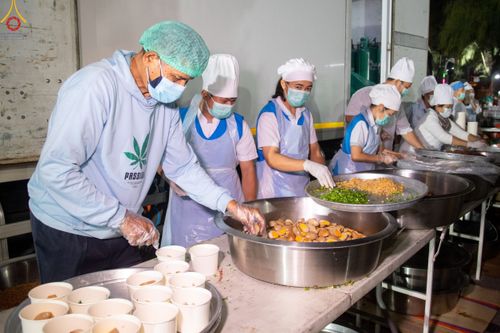 ภาพ No.189919:พิธีถวายภัตตาหารเป็นสังฆทาน แด่พระธรรมยาตรา ณ อนุสรณ์สถานมหาวิหารพระมงคลเทพมุนี (โลตัสแลนด์) อ.สองพี่น้อง จ.สุพรรณบุรี ในโครงการธรรมยาตรา กตัญญูบูชา มหาปูชนียาจารย์ พระมงคลเทพมุนี(สด จนฺทสโร) พระผู้ปราบมาร อนุสรณ์สถาน 7 แห่ง ปีที่ 13 วันที่ 6 มกราคม 2568