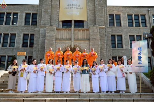 ภาพ No.229508:วันเสาร์ที่ 26 เมษายน พ.ศ. 2568 คณะพระภิกษุสามเณรในโครงการบรรพชาหมู่ 81 รูป  วัดภาวนาโซล ประเทศเกาหลีใต้ ได้ร่วมกับคณะสาธุชนคนไทยในเกาหลีใต้  ร่วมกันเดินขบวนอัญเชิญโคมดอกบัว  เพื่อบูชาแด่องค์สมเด็จพระสัมมาสัมพุทธเจ้า  ในงานเทศกาลวิสาขบูชานานาชาติ ประจำปี