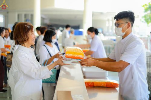 ภาพ No.104469:พิธีบุพเปตพลี ครั้งที่ 145 อุทิศบุญแด่หมู่ญาติที่ล่วงลับไปแล้ว และสืบทอดอายุพระพุทธศาสนา วันพุธที่ 27 ธันวาคม พ.ศ. 2566 (วันพระขึ้น 15 ค่ำ เดือน 12 ) ณ หอฉันคุณยายอาจารย์ฯ วัดพระธรรมกาย