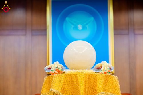 ภาพ No.135420:พิธีเจริญพระพุทธมนต์สมโภช แก้วบรมจักรพรรดิรัตนอนันต์ สถาปนาอาคารปฏิบัติธรรม แก้วธรรมชัยรัตนอนันต์ บูชาธรรมเนื่องในโอกาสอายุวัฒนมงคล 80 ปี หลวงพ่อธัมมชโย (22 เมษายน พ.ศ. 2567) วันพุธที่ 3 เมษายน พ.ศ. 2567 ณ วัดพระธรรมกายเทนเนสซี ประเทศสหรัฐอเมริกา