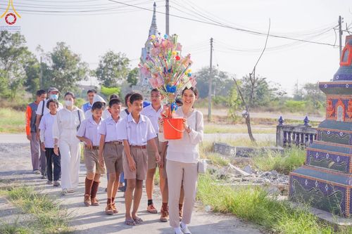 ภาพ No.189263:พิธีทอดผ้าป่าทำนุบำรุงศาสนสถาน ในโครงการธรรมยาตรา กตัญญูบูชา มหาปูชนียาจารย์ พระมงคลเทพมุนี(สด จนฺทสโร) พระผู้ปราบมาร อนุสรณ์สถาน 7 แห่ง ปีที่ 13 ณ วัดใหม่นพรัตน์  ต.เนินพระปรางค์ อ.สองพี่น้อง จ.สุพรรณบุรี วันที่ 5 มกราคม พ.ศ. 2568