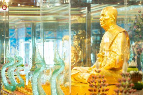 ภาพ No.201251:พระธรรมยาตราปฏิบัติธรรม และถ่ายภาพหมู่ประวัติศาสตร์ ณ อาคารธรรมยาตรา กตัญญูบูชามหาปูชนียาจารย์  ตรงข้ามวัดปากน้ำภาษีเจริญ จ.กรุงเทพมหานคร ในโครงการธรรมยาตรา กตัญญูบูชา มหาปูชนียาจารย์ พระมงคลเทพมุนี(สด จนฺทสโร) พระผู้ปราบมาร อนุสรณ์สถาน 7 แห่ง ปีที่ 13