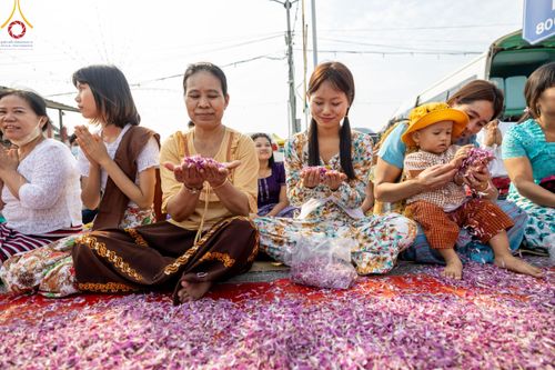 ภาพ No.120263:พิธีต้อนรับพระธรรมยาตรา ในโครงการธรรมยาตรา กตัญญูบูชา มหาปูชนียาจารย์ พระมงคลเทพมุนี(สด จนฺทสโร) พระผู้ปราบมาร อนุสรณ์สถาน 7 แห่ง ปีที่ 12 วันที่ 28 มกราคม พ.ศ. 2567 ณ วัดพระธรรมกาย จ.ปทุมธานี (ชุดที่ 2)