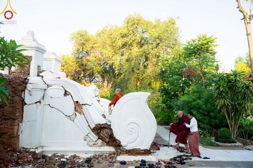 ภาพ No.220054:วันพุธที่ 16 เมษายน พ.ศ. 2568 วัดพระธรรมกายถวายมหาสังฆทาน มอบสิ่งของและทุนทรัพย์กว่า 4 ล้านบาท บรรเทาทุกข์ 181 วัดแผ่นดินไหวเมียนมา