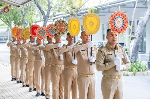 ภาพ No.179548:พิธีเจริญพระพุทธมนต์ พิธีทำบุญตักบาตรถวายพระราชกุศล และพิธีวางพานพุ่มดอกไม้ถวายราชสักการะ  แด่พระบาทสมเด็จพระบรมชนกาธิเบศร มหาภูมิพลอดุลยเดชมหาราช บรมนาถบพิตร เนื่องในวันคล้ายวันพระบรมราชสมภพ วันชาติ และวันพ่อแห่งชาติ วันพฤหัสบดีที่ 5 ธันวาคม พ.ศ. 2567 ณ