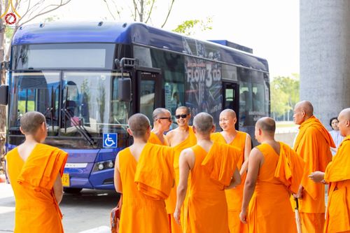 ภาพ No.214516:วันที่ 31 มีนาคม พ.ศ.2568 การทดลองใช้รถ shuttle bus  ขนส่งพระภิกษุ  เพื่องานถวายมหาสังฆทาน วันคุ้มครองโลก