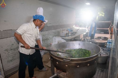 ภาพ No.190372:สาธุชนถวายภัตตาหารเป็นสังฆทาน แด่พระธรรมยาตรา ณ อนุสรณ์สถานมหาวิหารพระมงคลเทพมุนี (โลตัสแลนด์) อ.สองพี่น้อง จ.สุพรรณบุรี ในโครงการธรรมยาตรา กตัญญูบูชา มหาปูชนียาจารย์ พระมงคลเทพมุนี(สด จนฺทสโร) พระผู้ปราบมาร แห่ง ปีที่ 13 วันที่ 7 มกราคม พ.ศ.2568