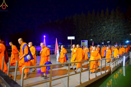 ภาพ No.219225:บรรยากาศการเดินทางเข้าวัดพระธรรมกาย , การต้อนรับปฏิสันถาร , การฉันภัตตาหารเช้า , การลงทะเบียนพระสังฆาธิการ  เนื่องในวันคุ้มครองโลก พิธีถวายมหาสังฆทานคณะสงฆ์ 40,000 กว่าวัดทั่วประเทศ ณ วัดพระธรรมกาย