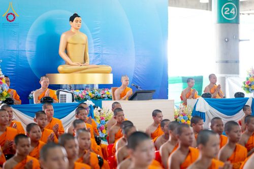 ภาพ No.61955:ตักบาตรฉลองสามเณรใหม่ มัชฌิมธรรมทายาท ณ วิหารคด คอร์ 9 วัดพระธรรมกาย วันที่ 15 เมษายน พ.ศ. 2567