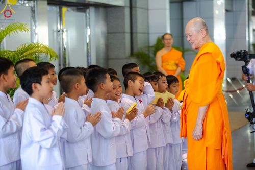 ภาพ No.160073:พิธีทอดผ้าป่าสมทบกฐินวัดพระธรรมกาย และสมทบกฐิน 30,000 วัดทั่วไทย ครั้งที่ 3 ณ สภาธรรมกายสากล วัดพระธรรมกาย วันพฤหัสบดีที่ 10 ตุลาคม พ.ศ. 2567