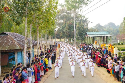 ภาพ No.75878:พิธีบรรพชาสามเณร ณ วัดปันชารี สันติปูร์ อรัญกฏิ เมืองคาร์กาชารี ประเทศบังกลาเทศ วันที่ 10 กุมภาพันธ์ พ.ศ. 2566