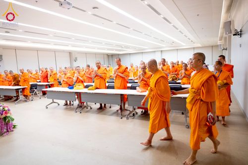 ภาพ No.222392:วันที่ 21 เมษายน พ.ศ. 2568 หลวงพ่อทัตตชีโวต้อนรับคณะสงฆ์ สปป.ลาว ณ อาคาร 100 ปี คุณยายมหารัตนอุบาสิกาจันทร์ ขนนกยูง วัดพระธรรมกาย