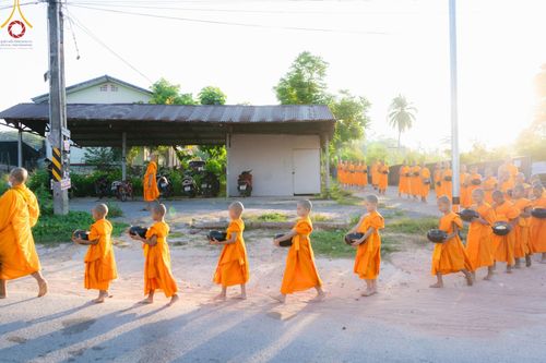 ภาพ No.57798:กิจกรรมบิณฑบาตของสามเณร โครงการบรรพชาสามเณร ฟื้นฟูพระพุทธศาสนาทั่วไทย ธุดงคสถานชลบุรี ณ ชุมชนบ้านห้วยเหียน ตำบลบ่อวิน  อำเภอศรีราชา จังหวัดชลบุรี วันที่ 27 เมษายน พ.ศ. 2567