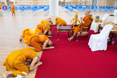 ภาพ No.208911:พระบาทสมเด็จพระเจ้าอยู่หัว ทรงมีพระราชศรัทธาทรงพระกรุณาโปรดเกล้าฯ ให้บำเพ็ญพระราชกุศลถวายภัตตาหารพระราชทาน การสอบบาลีสนามหลวง ณ วัดพระธรรมกาย ย อ.คลองหลวง จ.ปทุมธานี วันที่ 23-24 กุมภาพันธ์ พ.ศ. 2568