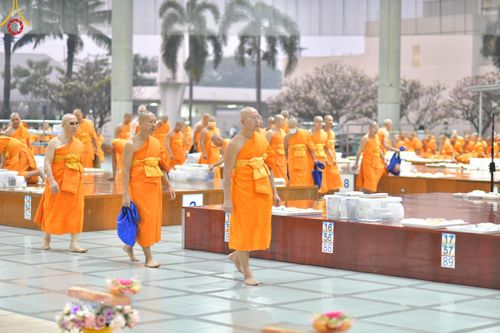 ภาพ No.208315:พิธีสวดพระพุทธมนต์ และถวายภัตตาหารเมนูสวรรค์แด่พระภิกษุ สามเณร วันที่ 15 กุมภาพันธ์ พ.ศ. 2568 ณ หอฉันคุณยายอาจารย์ฯ วัดพระธรรมกาย