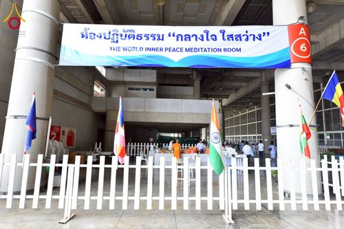 ภาพ No.238047:วันอังคารที่ 12 สิงหาคม พ.ศ. 2568 กิจกรรมวันแม่แห่งชาติ พิธีเปิดห้องปฎิบัติธรรม "กลางใส ใจสว่าง" (World Inner Peace Meditation Room) พิธีลูกกราบคุณแม่-คุณพ่อ พิธีทอดผ้าป่ากองทุนเลี้ยงพระ&กฐิน 30,000 วัด(บูชาธรรมหลวงพ่อ) พิธีไถ่โคท้อง 2 ตัว  ณ วิหารคด 2 ว