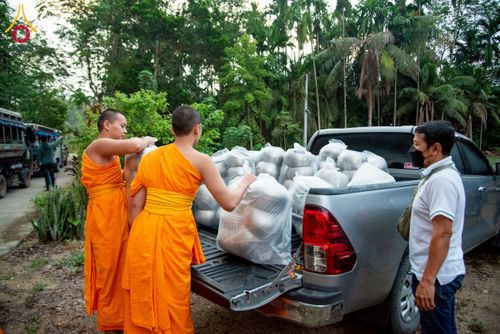 ภาพ No.217887:วันศุกร์ที่ 11 เมษายน พ.ศ. 2568 พระและสามเณร 99 รูป จากศูนย์ปฏิบัติธรรมระยอง(บ้านช่องลม) บิณฑบาต ณ ทุ่งปอเทือง ต.บางบุตร อ.บ้านค่าย จ.ระยอง เพื่อเป็นการฝึกสามเณรภาคฤดูร้อน ผ่านกิจวัตรบิณฑบาตในพื้นที่ชุมชน