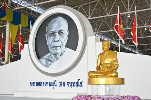 ภาพ No.159109:พิธีบูชาข้าวพระ ในวันอาทิตย์ต้นเดือน วันที่ 6 ตุลาคม พ.ศ. 2567 ณ สภาธรรมกายสากล วัดพระธรรมกาย