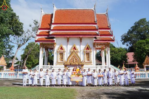 พิธีทอดกฐิน ณ วัดโพธิ์ชุม จ.เลย ในโครงการกฐินสามัคคีทั่วไทย 30,000 วัด บูชาธรรม 80 ปี หลวงพ่อธัมมชโย โดยคณะศิษยานุศิษย์วัดพระธรรมกาย วันที่ 21 ตุลาคม พ.ศ. 2567