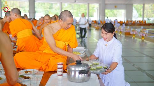 ภาพ No.210564:วันเสาร์ที่ 8 มีนาคม พ.ศ. 2568 พิธีสวดพระพุทธมนต์ และถวายภัตตาหารเมนูสวรรค์แด่พระภิกษุ สามเณร ณ หอฉันคุณยายอาจารย์ฯ วัดพระธรรมกาย