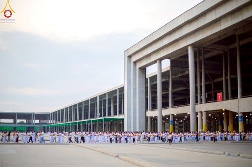 ภาพ No.214901:วันเสาร์ที่ 5 เมษายน พ.ศ. 2568 พิธีเวียนประทักษิณรอบพระมหาธรรมกายเจดีย์  พิธีวันทาเจดีย์ พิธีขอขมาและมอบผ้าไตร ในโครงการบรรพชาสามเณรฟื้นฟูพระพุทธศาสนาทั่วไทย , โครงการหน่อแก้วเปรียญธรรม รุ่นที่ 13 ,  โครงการสามเณรยุวธรรมทายาท รุ่นที่ 33 , โครงการสามเณรมั