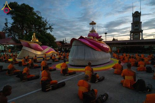 ภาพ No.197011:พระธรรมยาตราปฏิบัติธรรม และถ่ายภาพหมู่ประวัติศาสตร์ ณ วัดโบสถ์(บน) ตำบลบางคูเวียง อำเภอบางกรวย จังหวัดนนทบุรี ในโครงการธรรมยาตรา กตัญญูบูชา มหาปูชนียาจารย์ พระมงคลเทพมุนี(สด จนฺทสโร) พระผู้ปราบมาร อนุสรณ์สถาน 7 แห่ง ปีที่ 13 วันที่ 18 มกราคม พ.ศ. 2568