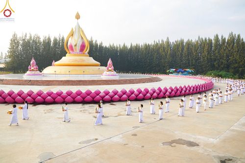 ภาพ No.101250:พิธีบรรพชาธรรมทายาท ในโครงการอุปสมบทบูชาธรรม มหาปูชนียาจารย์ พ.ศ. 2566 ณ วัดไชยชุมพลชนะสงคราม จ.กาญจนบุรี วันที่ 6 ธันวาคม พ.ศ. 2566