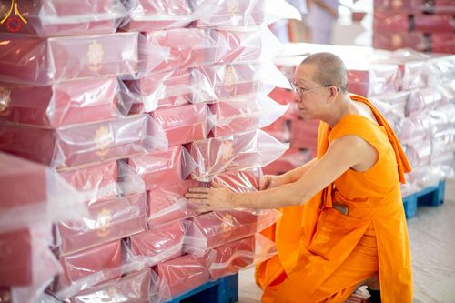 ภาพ No.214284:วันที่ 29 มีนาคม พ.ศ.2568 กิจกรรมใส่ถุงซิปกล่องไทยธรรม เพื่อรักษาความประณีตของกล่องไทยธรรม ในทุกสภาพอากาศ ณ บ้านแก้วเรือนทองคุณยาย วัดพระธรรมกาย