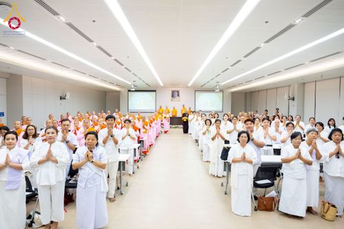 ภาพ No.223069:วันที่ 24 เมษายน พ.ศ. 2568 หลวงพ่อทัตตชีโวต้อนรับคณะเมียนมา อุบาสก อุบาสิกา 180 คน ณ อาคาร 100 ปี คุณยายมหารัตนอุบาสิกาจันทร์ ขนนกยูง วัดพระธรรมกาย