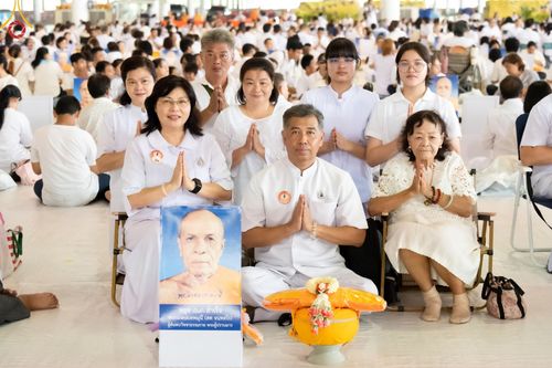 ภาพ No.133857:พิธีขอขมามอบผ้าไตร โครงการบรรพชาสามเณร ศูนย์อบรมวัดพระธรรมกาย ณ วัดพระธรรมกาย วันเสาร์ที่ 6 เมษายน พ.ศ. 2567