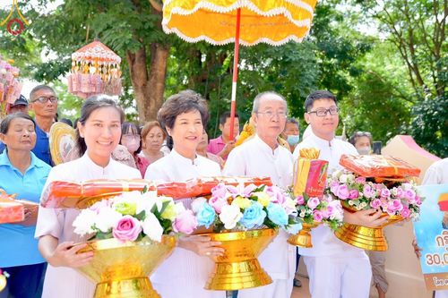 พิธีทอดกฐิน ณ วัดปู่บัว จ.สุพรรณบุรี ในโครงการกฐินสามัคคีทั่วไทย 30,000 วัด บูชาธรรม 80 ปี หลวงพ่อธัมมชโย โดยคณะศิษยานุศิษย์วัดพระธรรมกาย วันที่ 27 ตุลาคม พ.ศ. 2567