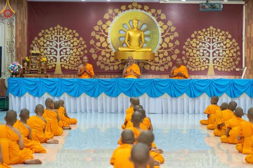 ภาพ No.61999:สามเณรจากศูนย์อบรมเยาวชนสุรินทร์ ออกบิณฑบาต รอบอำเภอเมือง จ.สุรินทร์ ในโครงการบรรพชาสามเณร ฟื้นฟูพระพุทธศาสนาทั่วไทย วันที่ 9 เมษายน พ.ศ. 2567