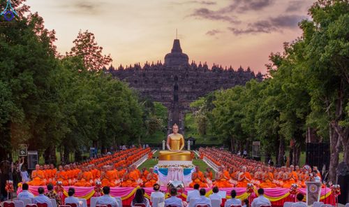 ภาพ No.104162:พิธีจุดประทีป ถวายเป็นพุทธบูชา สามเณรธรรมทายาทชาวอินโดนีเซียกว่า 1,000 รูป ณ มหาเจดีย์บุโรพุทโธ ประเทศอินโดนีเซีย ในวันที่ 23 ธันวาคม พ.ศ. 2566