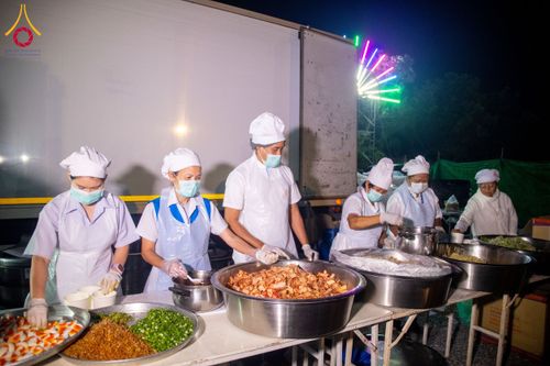 ภาพ No.190975:พิธีถวายภัตตาหารเป็นสังฆทาน แด่พระธรรมยาตรา ณ อนุสรณ์สถานคลองบางนางแท่น อ.สามพราน จ.นครปฐม ในโครงการธรรมยาตรา กตัญญูบูชา มหาปูชนียาจารย์ พระมงคลเทพมุนี(สด จนฺทสโร) พระผู้ปราบมาร อนุสรณ์สถาน 7 แห่ง ปีที่ 13 วันที่ 8 มกราคม พ.ศ. 2568