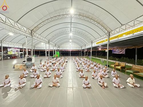 พิธีขอขมารับผ้าไตร, พิธีบรรพชาสามเณร, สามเณรออกบิณฑบาต ในโครงการบรรพชาสามเณร ฟื้นฟูพระพุทธศาสนาทั่วไทย  ณ ศูนย์ปฏิบัติธรรม และอบรมเยาวชนเมืองยะลา วันที่ 3 เมษายน พ.ศ. 2567