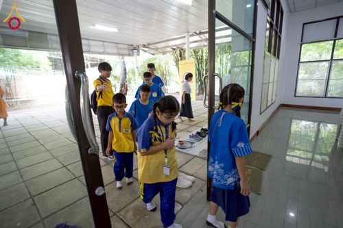 ภาพ No.230297:วันจันทร์ที่ 30 มิถุนายน พ.ศ. 2568 เจ้าอาวาสวัดพระธรรมกาย เยี่ยมอนุโมทนาให้กำลังใจ บุคลากรทางการแพทย์-เจ้าหน้าที่ผู้ปฏิบัติงาน โครงการรถตัดแว่นสายตาเคลื่อนที่สภากาชาดไทย เพื่อเด็กนักเรียนในชนบท พื้นที่จังหวัดปทุมธานี