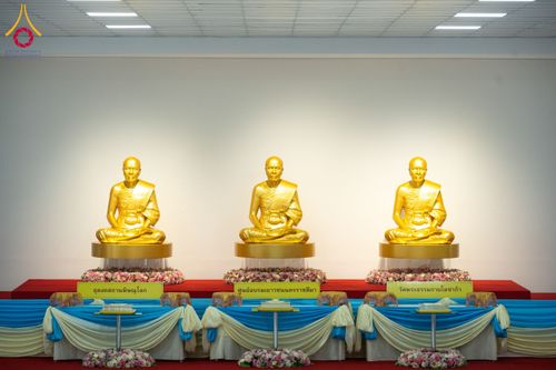 ภาพ No.160751:พิธีเจริญพระพุทธมนต์ และปิดแผ่นทองรูปเหมือน พระเดชพระคุณพระมงคลเทพมุนี (สด จนฺทสโร) พระผู้ปราบมาร จำนวน 3 องค์ วันเสาร์ที่ 5 ตุลาคม พ.ศ. 2567 ณ อาคารปลูกศรัทธา 2 (ชานชลาเดิม) วัดพระธรรมกาย อ.คลองหลวง จ.ปทุมธานี