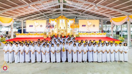 พิธีถวายเครื่องราชสักการะและวางพานพุ่ม และพิธีจุดเทียนถวายพระพรชัยมงคลแด่ พระบาทสมเด็จพระเจ้าอยู่หัว เนื่องในโอกาสพระราชพิธี มหามงคลเฉลิมพระชนมพรรษา 6 รอบ 28 กรกฎาคม 2567 วันอาทิตย์ที่ 28 กรกฎาคม พ.ศ. 2567  ณ อาคารโถงช้างฯ วัดพระธรรมกาย อ.คลองหลวง จ.ปทุม