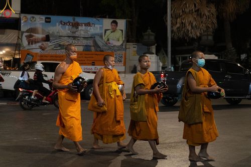 ภาพ No.126285:พิธีทำบุญเมืองนครราชสีมา ฉลอง 556 ปี ตักบาตรพระ 10,000 รูป ในวันเสาร์ที่ 2 มีนาคม พ.ศ.2567 ณ อนุสาวรีย์ท้าวสุรนารี จ.นครราชสีมา จัดโดย คณะสงฆ์จังหวัดนครราชสีมา ร่วมกับสำนักงานจังหวัดนครราชสีมา