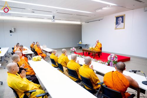 ภาพ No.222925:วันที่ 23 เมษายน พ.ศ. 2568 หลวงพ่อทัตตชีโวต้อนรับคณะสงฆ์ World Pec ณ อาคาร 100 ปี คุณยายมหารัตนอุบาสิกาจันทร์ ขนนกยูง วัดพระธรรมกาย