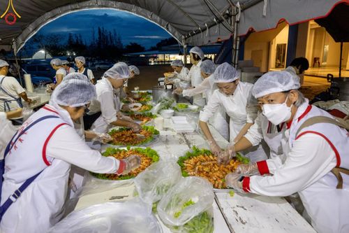 ภาพ No.127784:พิธีถวายภัตตาหารเป็นสังฆทาน แด่คณะพระธรรมยาตราฯ ในโครงการธรรมยาตราอัญเชิญพระบรมสารีริกธาตุ ประดิษฐาน ณ มหารัตนเจดีย์สิริปทุมสวรรค์ อ.บางกล่ำ จ.สงขลา วันที่ 9 มีนาคม พ.ศ. 2567