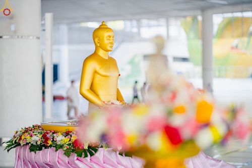 ภาพ No.80218:สาธุชนร่วมสรงน้ำพระและทำบุญ เนื่องในวันสงกรานต์ ณ หอฉันคุณยายอาจารย์ฯ วัดพระธรรมกาย วันที่ 13 เมษายน พ.ศ. 2566