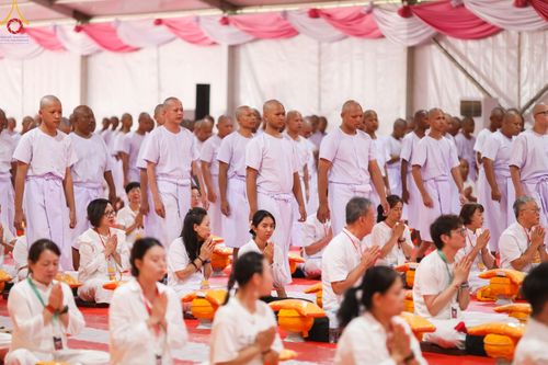 ภาพ No.103051:พิธีขอขมา มอบบาตรและผ้าไตร ธรรมทายาทชาวอินโดนีเซียกว่า 1,000 คน ณ มหาเจดีย์บุโรพุทโธ ประเทศอินโดนีเซีย ในวันที่ 19 ธันวาคม พ.ศ. 2566