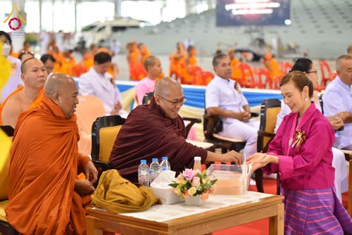 ภาพ No.127020:พิธีมอบใบประกาศเกียรติคุณองค์กรนานาชาติ และหน่วยงานที่ชักชวนคนร่วมโครงการนั่งสมาธิเพื่อสันติภาพโลกมากที่สุด วันอาทิตย์ที่ 1 มีนาคม พ.ศ. 2567 ณ สภาธรรมกายสากล วัดพระธรรมกาย