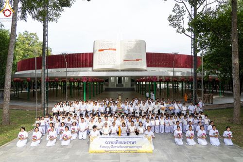 ชาวอำเภอคลองหลวง จังหวัดปทุมธานี ถวายเทียนพรรษามหามงคล เนื่องในเทศกาลเข้าพรรษา ประจำปี 2567 แด่คณะสงฆ์วัดพระธรรมกาย  วันพฤหัสบดีที่ 18 กรกฎาคม พ.ศ. 2567