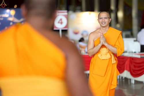 ภาพ No.235884:วันที่ 3 สิงหาคม พ.ศ. 2568 ภาพบรรยากาศ การต้อนรับปฎิสันถาร ของคณะสงฆ์ ในวันสมาธิโลก พิธีถวายมหาสังฆทาน 2,000 กว่าวัด ณ วัดพระธรรมกาย